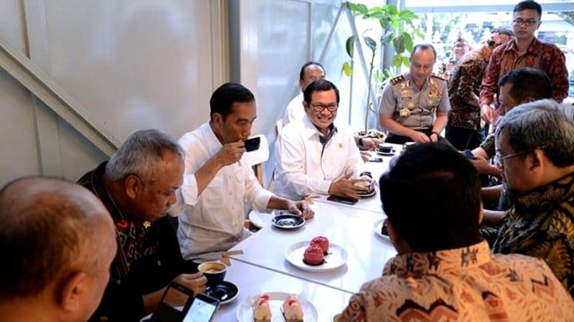 Ke Bandung, Jokowi Cicip Kopi Terbaik di Dunia dari Gunung Puntang